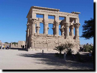 Le kiosque lev par Trajan servait de reposoir  la barque sacre de la desse Hator